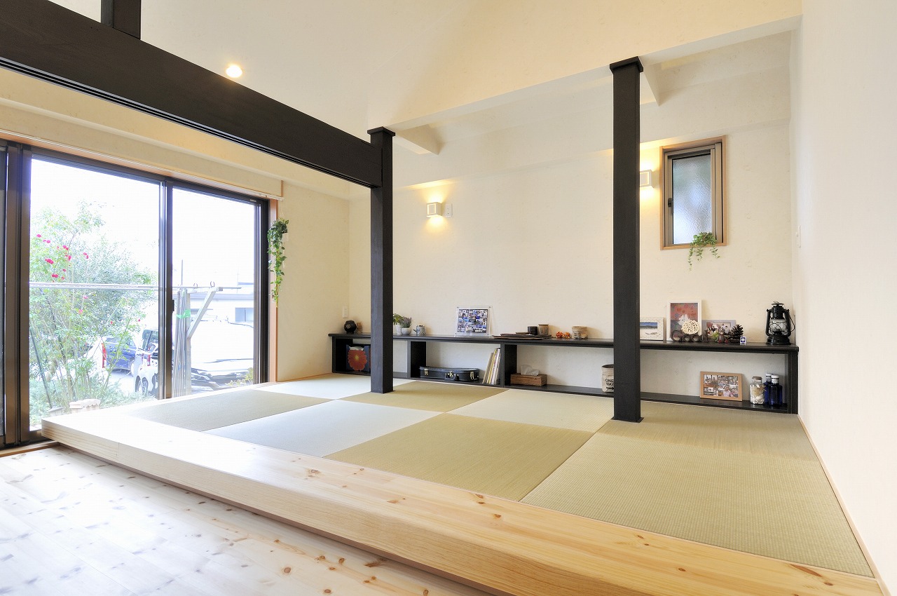小上がりの畳コーナーで和を演出した、主寝室