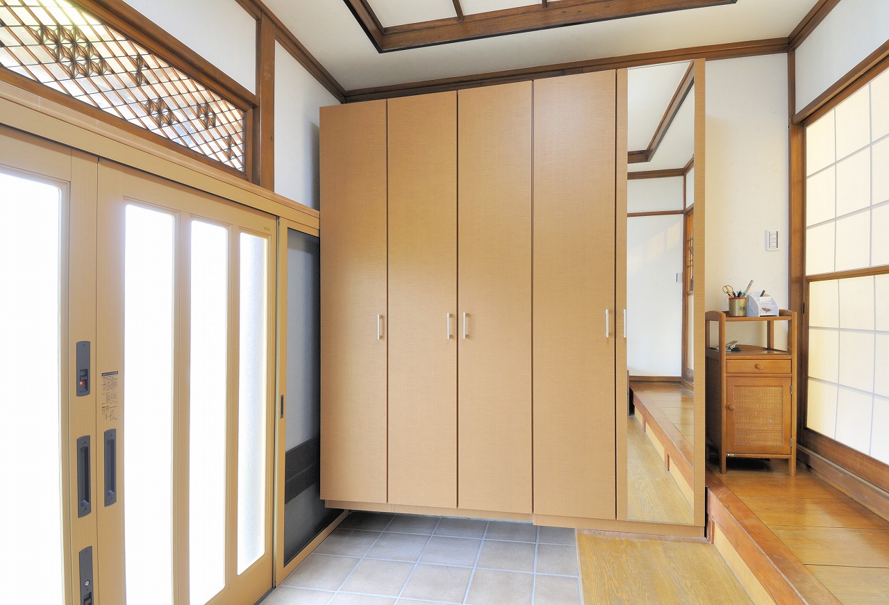 十分な広さがあった玄関には、容量の大きな収納を設置